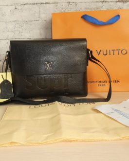 LOUIS VUITTON men's messenger bag, skin, France