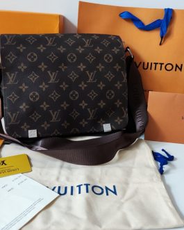 LOUIS VUITTON men's messenger bag, skin, France