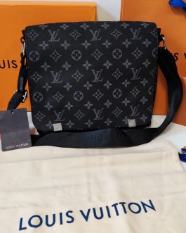 LOUIS VUITTON men's messenger bag, skin, France