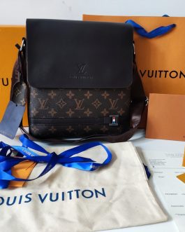 LOUIS VUITTON men's messenger bag, skin, France