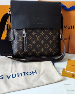 LOUIS VUITTON men's messenger bag, skin, France