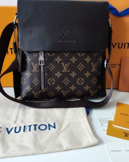 LOUIS VUITTON men's messenger bag, skin, France