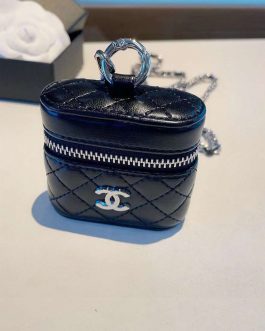 Etui na słuchawki Chanel, skora