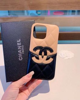 Case on phone Chanel