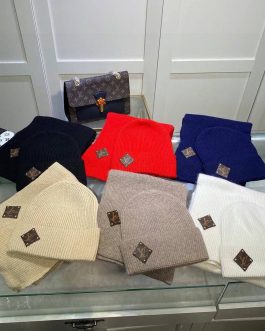 Louis Vuitton set scarf hat set