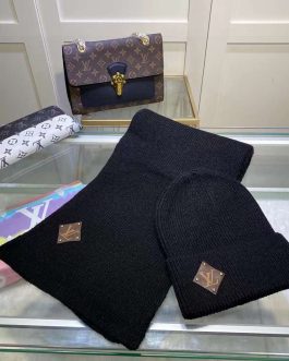 Louis Vuitton set scarf hat set