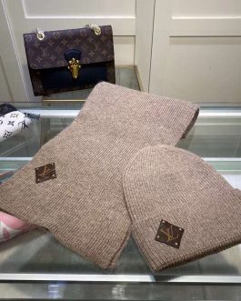 Louis Vuitton set scarf hat set