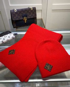 Louis Vuitton set scarf hat set