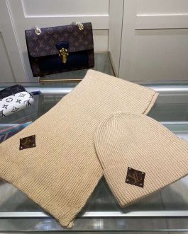 Louis Vuitton set scarf hat set