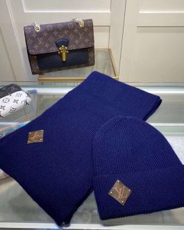 Louis Vuitton set scarf hat set