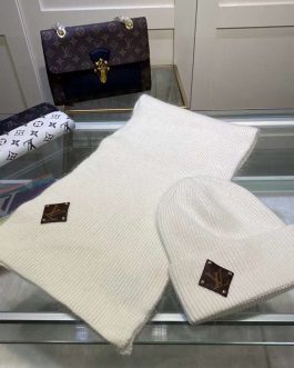 Louis Vuitton set scarf hat set