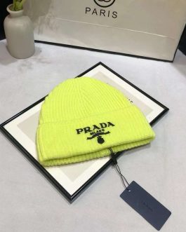 Женская теплая шапка Prada