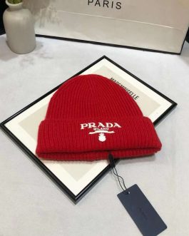 Женская теплая шапка Prada