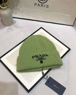 Женская теплая шапка Prada