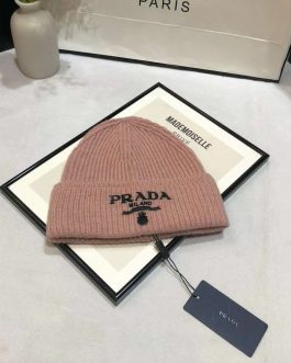 Женская теплая шапка Prada