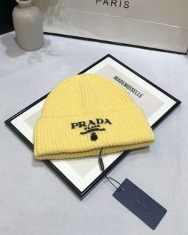 Женская теплая шапка Prada