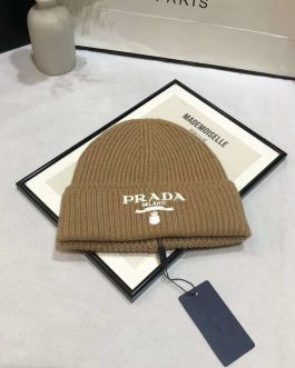 Женская теплая шапка Prada