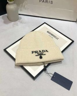 Женская теплая шапка Prada