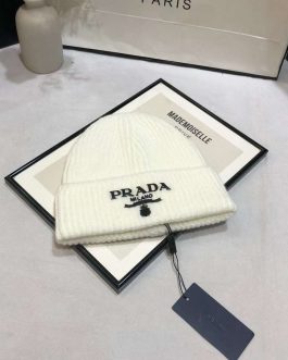 Женская теплая шапка Prada