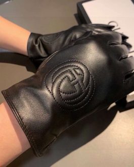 Gucci women's gloves, score