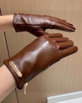 Gucci women's gloves, score