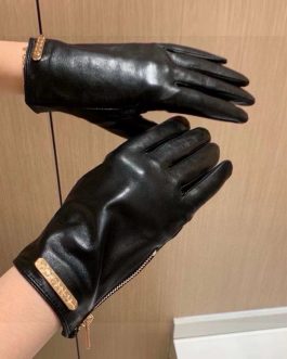 Gucci women's gloves, score