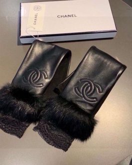 Chanel women's gloves, score