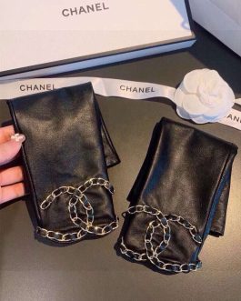 Chanel women's gloves, score