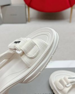 Balenciaga Buty, sandaly klapki, skora