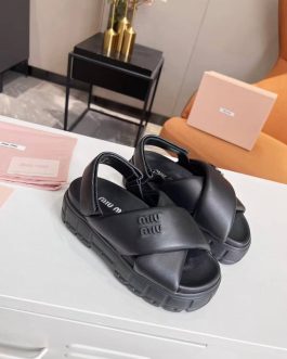 Pantofi Miu Miu, Sandale flip -flops, Scor