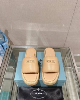 Prada Buty, sandaly klapki, skora