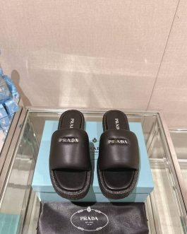 Prada Buty, sandaly klapki, skora