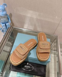 Prada Buty, sandaly klapki, skora