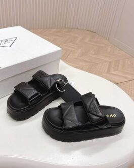 Prada Buty, sandaly klapki, skora