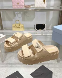 Prada Buty, sandaly klapki, skora