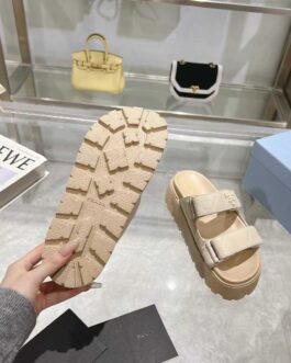 Prada Buty, sandaly klapki, skora