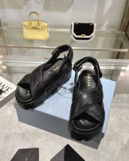 Prada Buty, sandaly klapki, skora