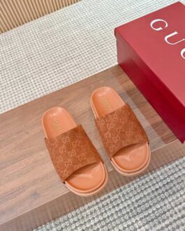 Gucci Buty, sandály převracejí, skóre