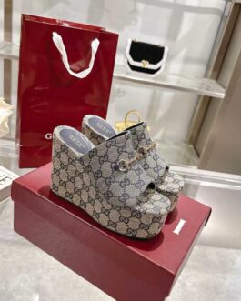 Gucci Buty, sandaly klapki, skora