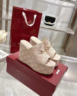 Gucci Buty, sandaly klapki, skora