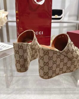 Gucci Buty, sandály převracejí, skóre
