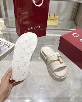 Gucci Buty, sandály převracejí, skóre