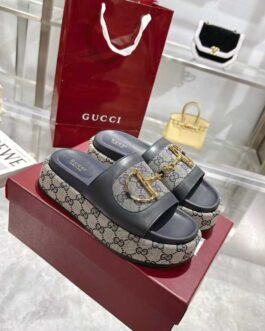 Gucci Buty, sandaly klapki, skora