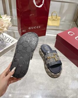 Gucci Buty, sandaly klapki, skora