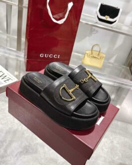 Gucci Buty, sandaly klapki, skora