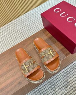 Gucci Buty, sandály převracejí, skóre