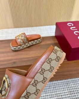 Gucci Buty, sandály převracejí, skóre