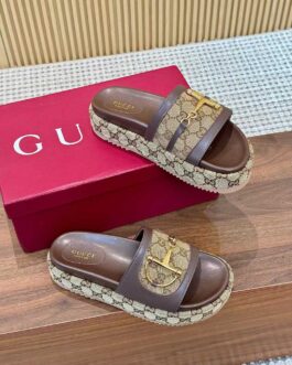 Gucci Buty, sandály převracejí, skóre