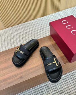Gucci Buty, sandaly klapki, skora
