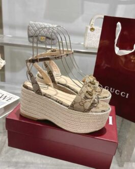 Gucci Buty, sandaly klapki, skora